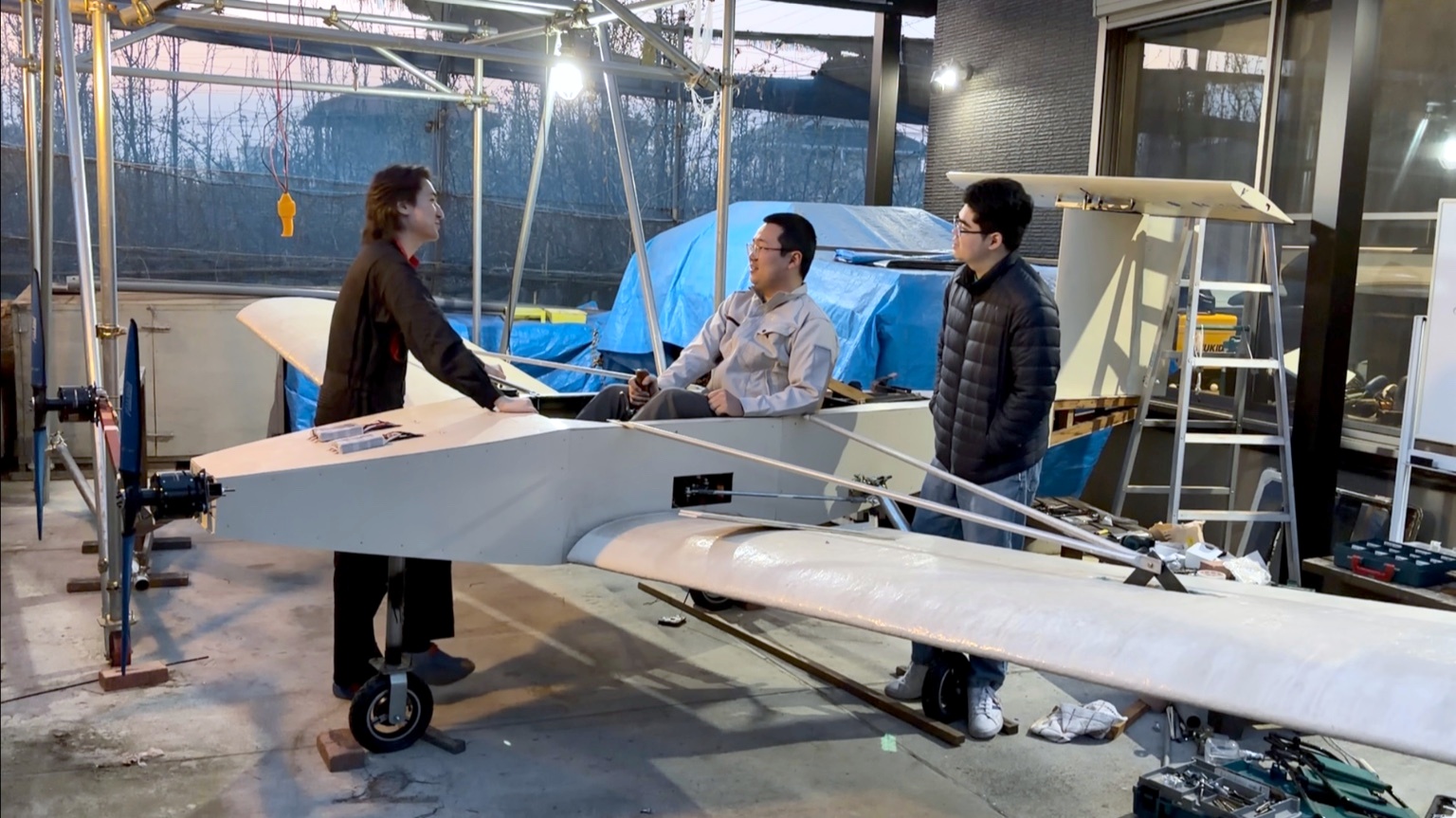 製作済みのCL1実機と開発メンバー3人